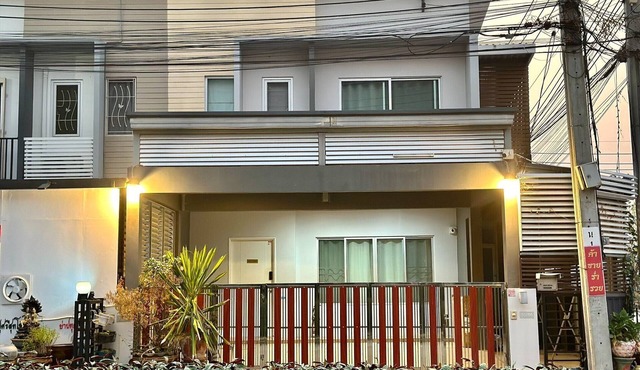 3-bedroom 2.5 bathroom townhome in ChaengWattana Nonthaburi with AC, WiFi