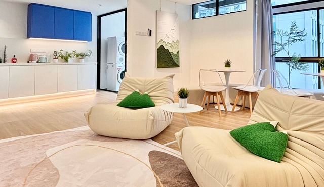 3Bedroom w/Private Bathroom, Condo with A/C on top Fahrenheit88 Shopping Mall