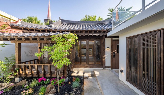 A modern yet traditional private Hanok with a spa, 3 minutes from Hanok Village