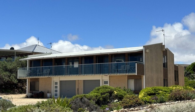 Absolute Beachfront on the cliff with easy stair access to the beach (BYO LINEN) in Moonta Bay