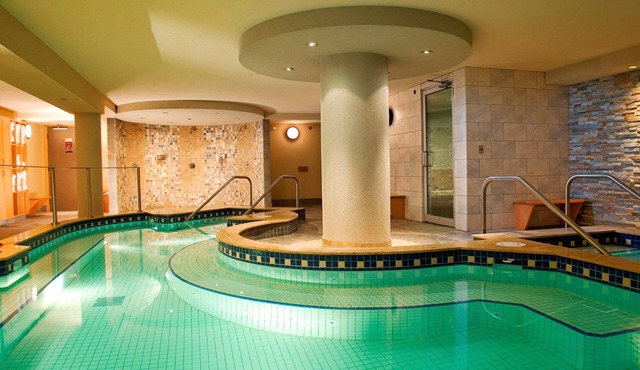 Accessible room, Central Banff, Hot Pool!