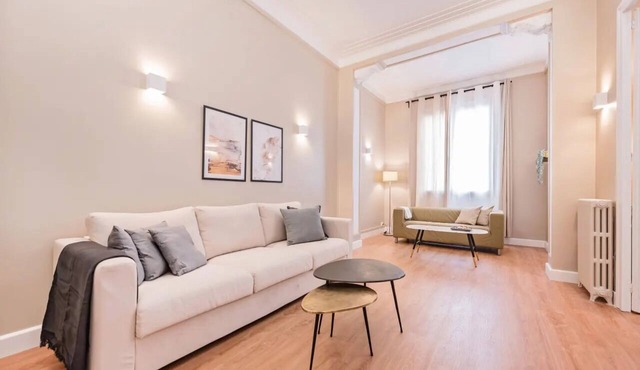Acomodis Apartments - Comfy 10 Bedroom Group Flat in L’Eixample up to 18 people!