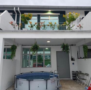 ANGGERIK LAZURI Guest House & Homestay