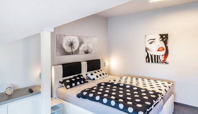 Apartment 'Above the Pub' with Wi-Fi and Air Conditioning