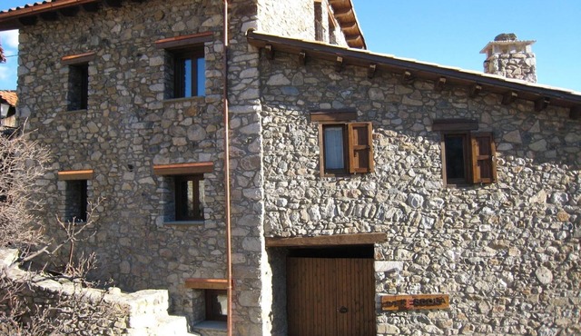 Apartment 'La Cort De Ca L’Escolà' with Mountain View, Shared Garden and Wi-Fi
