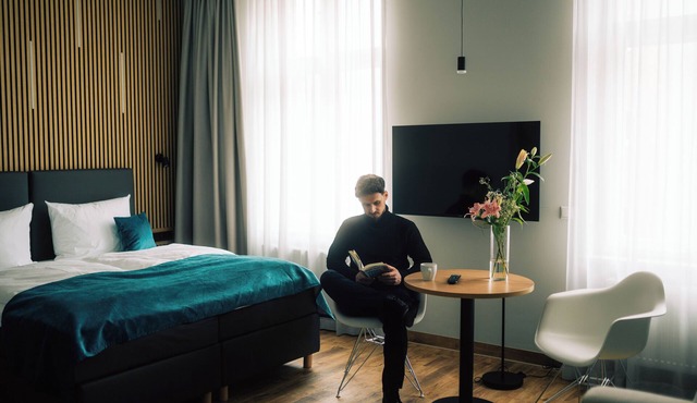 Apartment with compact kitchen and hotel service. Very centrally located.