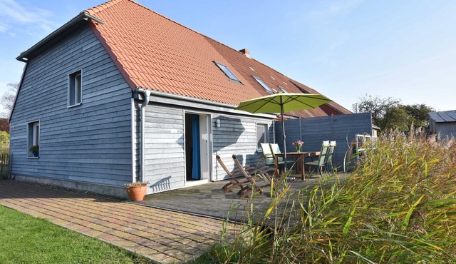 Baltic Sea country house with south-facing terrace and pond OFC 07 - Country house with south-facing terrace on the