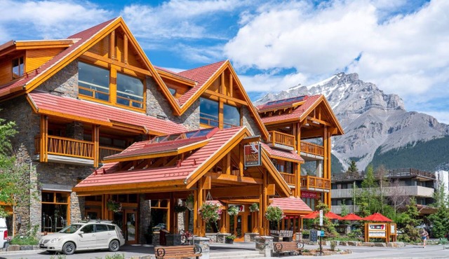 Banff Getaway with Unique Decor/Hot Pools On-Site
