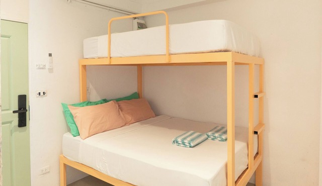 Bangkok Stay for Friends & Solo, 5-Min Walk to Khaosan Rd., Cool A/C, Free WiFi