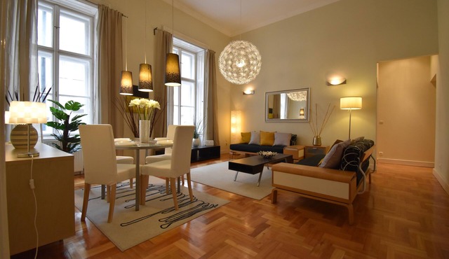 Beautiful Opera 3 bedroom/3 ensuite bathrooms