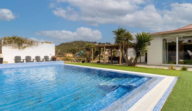 Beautiful private villa for 10 people with private pool, WIFI, TV, patio, pets allowed and parking