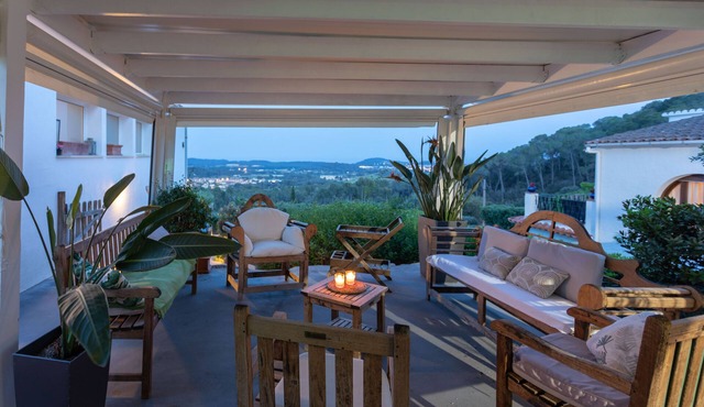Beautiful villa in a quiet area with stunning views over the valley