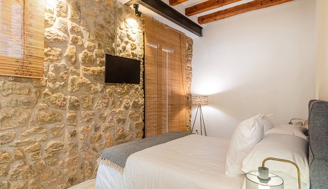Bed and Breakfast 'Habitació' with Shared Terrace, Wi-Fi and Air Conditioning