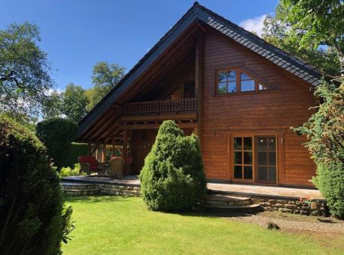 Blockhaus am Waldrand