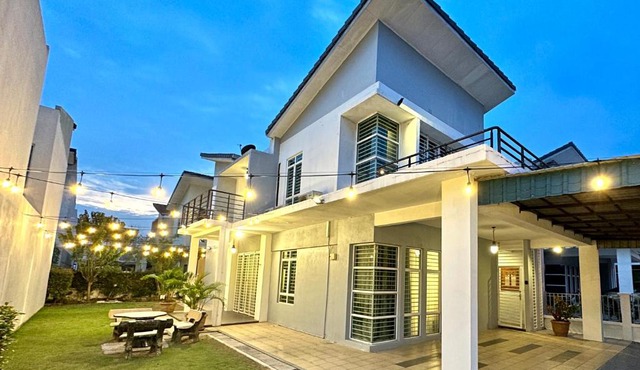 BNB Casa Grande at Rawang - spacious, 15 pax and WiFi