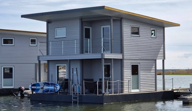 Boat 'Floating House' with Lake View, Private Terrace and Wi-Fi