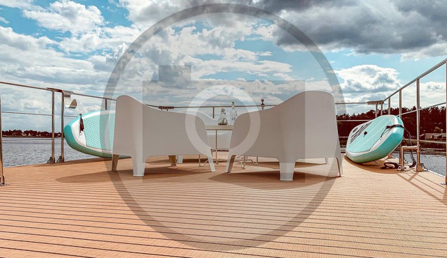 Boating holidays on this unique houseboat - relaxation and adventure, pure nature and city flair.