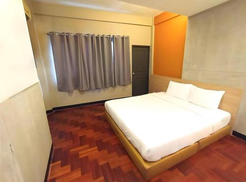 BOB INN Silom - BTS Surasak