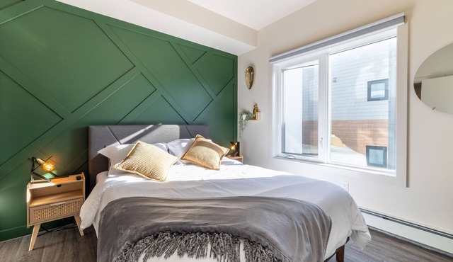 Bright & Modern 2br Condo - Whyte Ave w/Parking Steps Away From U Of An in Edmonton