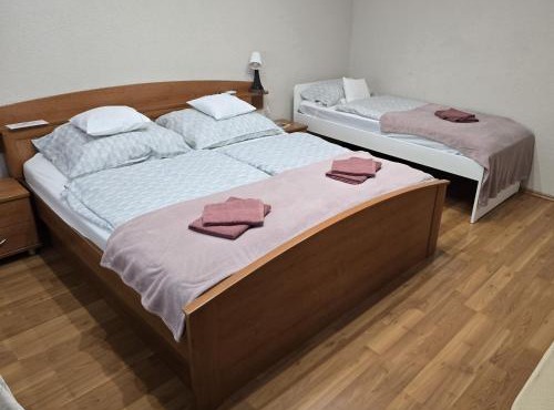 Bright Parkside Studio with AC & Free Parking