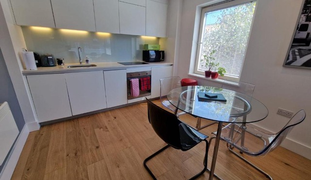 Bright & spacious Double Bedroom with EnSuite and Concierge! Paid parking available