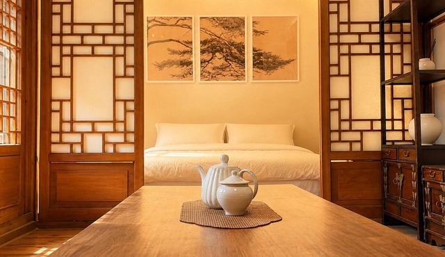 Bukchon Hanok detached house - Old Palace, Inwangsan Mt - Garden and Tradition