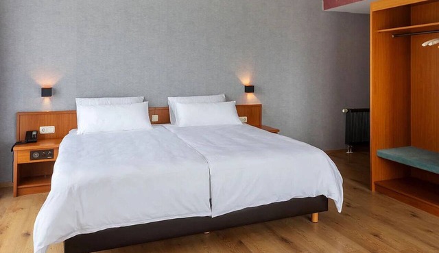 Business Double Room w/Sitting Area + Quiet Location