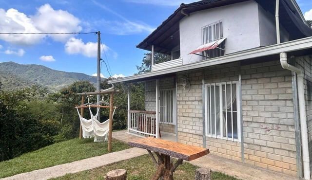 Cabaña Acogedora con WIFI y Vista a las Montañas