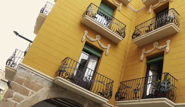 Cal Comabella - modernist house in the historic center of Balaguer