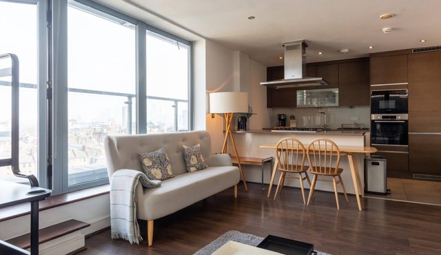 Central London Open Plan Modern Apartment with a balcony