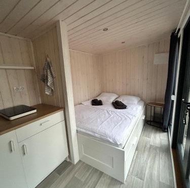 Charmantes Tiny House am See mit Outdoor-Sauna