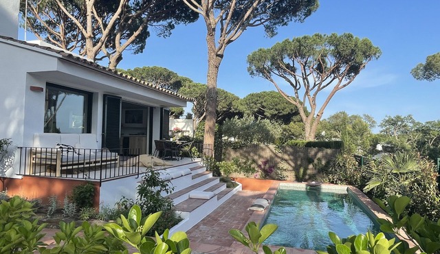 Charming Spanish house with heated pool, 15 min walk from the beach