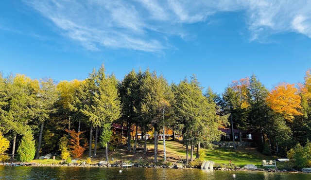 Charming, well appointed, pet-friendly cottage resort for couples near Bancroft! in Combermere