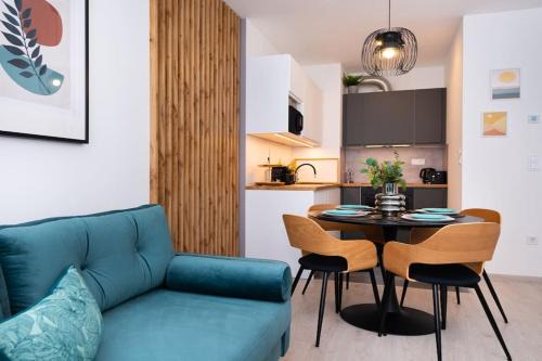 Chic207 Retreat: Modern 1BR Gem with Parking by NW