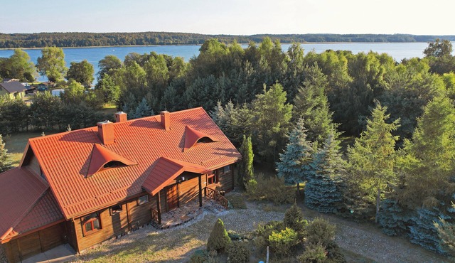 Comfortable vacation home with lots of privacy near a huge lake