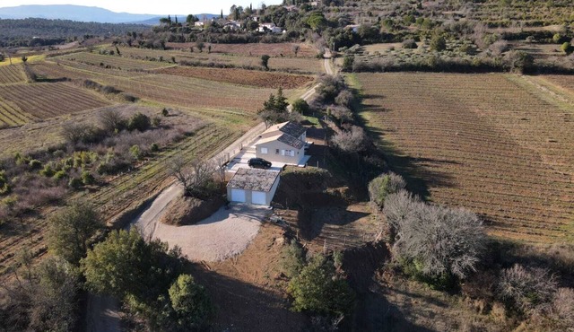 Country villa amidst vineyards in Seillons-Source-d'Argens