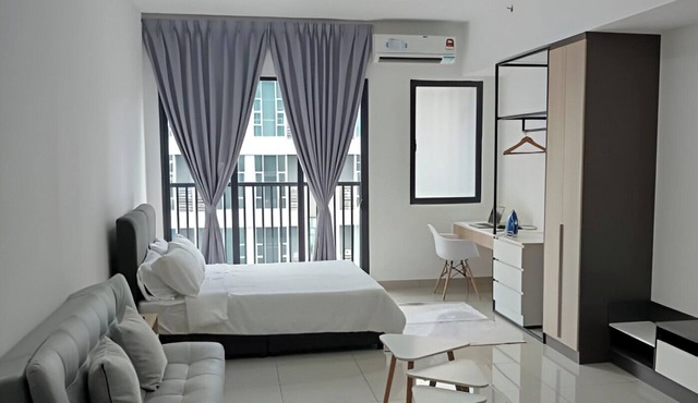 Cozy 1-bedroom apartment in Shah Alam central with free Wifi, Netflix, and pool.