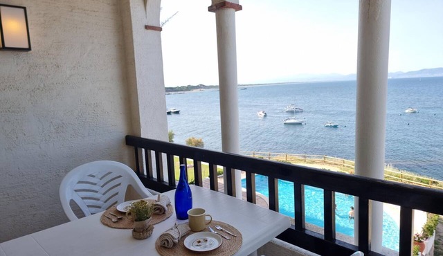Cozy apartment with terrace and pool 50m from the beach