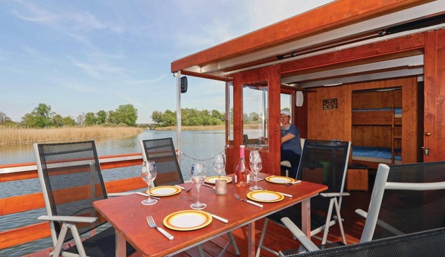 Cozy ship in Loitz with WiFi