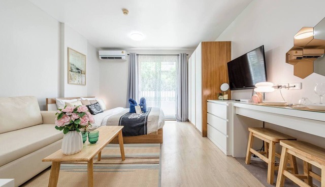 Cozy Studio Pool View at Elio Sukhumvit 64