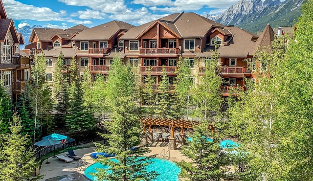 Deluxe Poolside Suite - Sleeps 8 | Resort Perks in Canmore