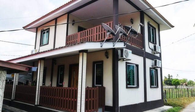 Deluxe Triple Room W/Balcony & Private Bathroom