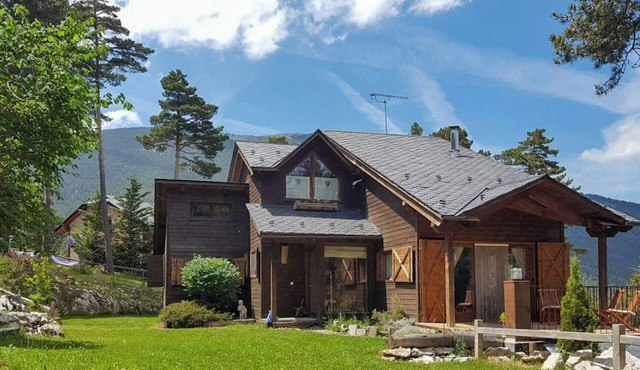 Design Pyrenees cabin with mountain views & forest