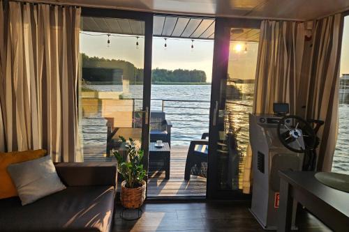 Domek na wodzie Topiko Czarter przy Hotelu Ognisty Ptak