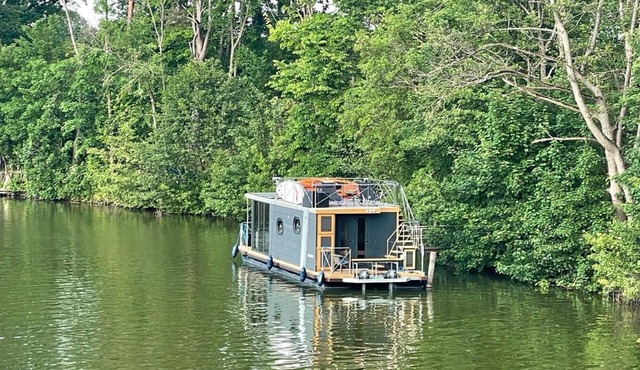 Driving licence-free mobile houseboat "My Way" on the Mecklenburg Lake Plateau