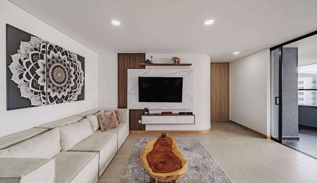 EP| Modern 2 BR W/Workspace, Views, Pool, Gym