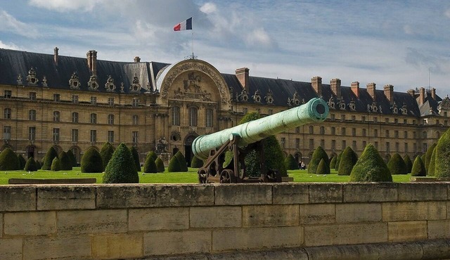 EXPERIENCE PARISIAN ELEGANCE, LOCATED IN BETWEEN INVALIDES & SAINT-GERMAIN in Paris