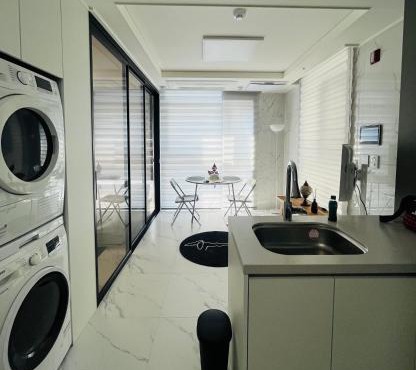 Explore Seoul on Foot III Market to Palace III Heart of the City III One- and-a-Half-Bedroom Apartment with Sliding Door