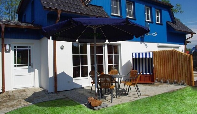 First-class semi-detached house (2009), around 90sqm, 200m from beach