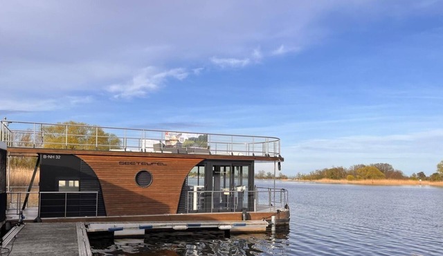 Floating vacation home in the middle of nature